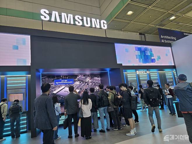 14일 서울 강남구 코엑스에서 열린 'SEDEX 2026(제28회 반도체대전)' 삼성전자 부스 앞에 관람객들이 몰려 있다. ⓒ투데이신문