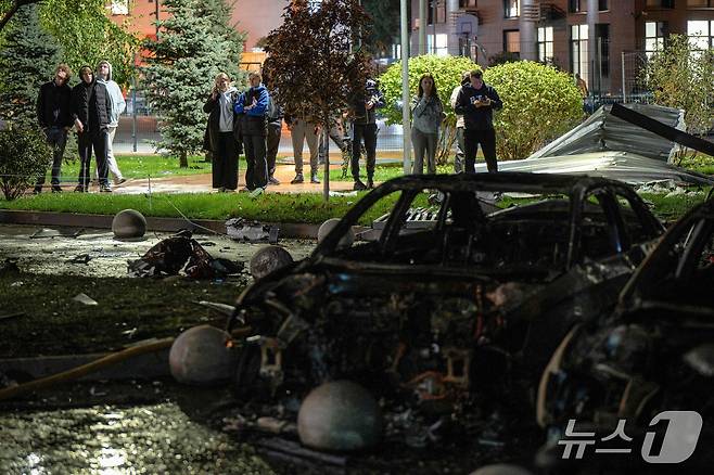 러시아 드론 공격으로 훼손된 우크라이나 키이우 시내 차량. 2026.10.12 ⓒ AFP=뉴스1
