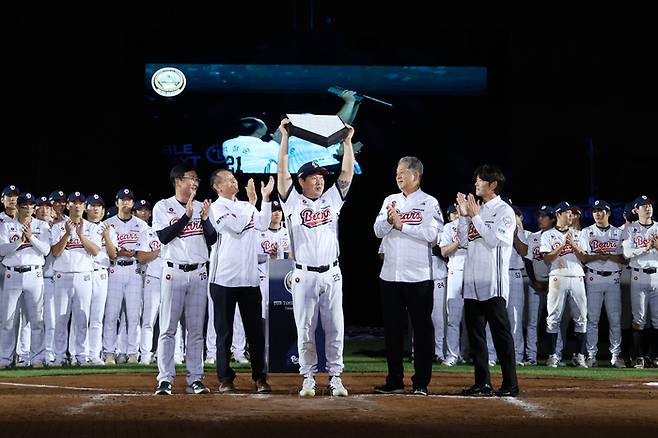 두산 ‘캡틴’ 양의지가 12일 서울 잠실구장에서 열린 2026 KBO리그 정규시즌 롯데전 종료 후 진행된 잠실구장 은퇴식 행사에서 홈 플레이트를 들고 포즈를 취하고 있다. 사진 | 두산 베어스