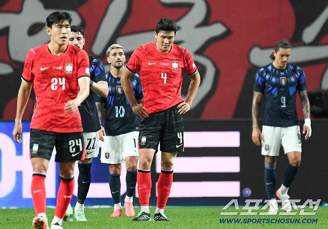 28일 서울월드컵경기장에서 열린 대한민국 축구대표팀과 우루과이의 친선 경기. 우루과이 바렐라에게 추가골을 허용한 대한민국 김민재가 아쉬워하고 있다. 상암=박재만 기자 pjm@sportschosun.com/2026.09.28/