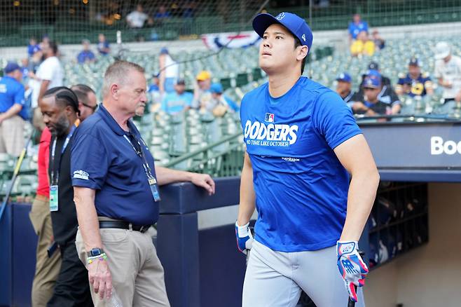 MILWAUKEE, WISCONSIN - OCTOBER 12: Shohei Ohtani #17 of the Los Angeles Dodgers walks onto the field prior to game two of the National League Championship Series against the Milwaukee Brewers at American Family Field on October 12, 2026 in Milwaukee, Wisconsin. John Fisher/Getty Images/AFP (Photo by John Fisher / GETTY IMAGES NORTH AMERICA / Getty Images via AFP)
<저작권자(c) 연합뉴스, 무단 전재-재배포, AI 학습 및 활용 금지>