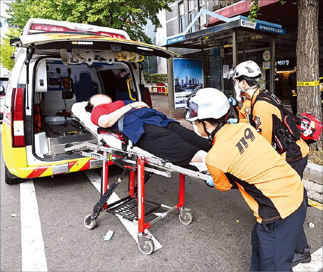 구급대원들이 13일 인천 남동구 대형 상업시설에서 발생한 흉기 난동 사건 피해자를 이송하고 있다. 뉴시스