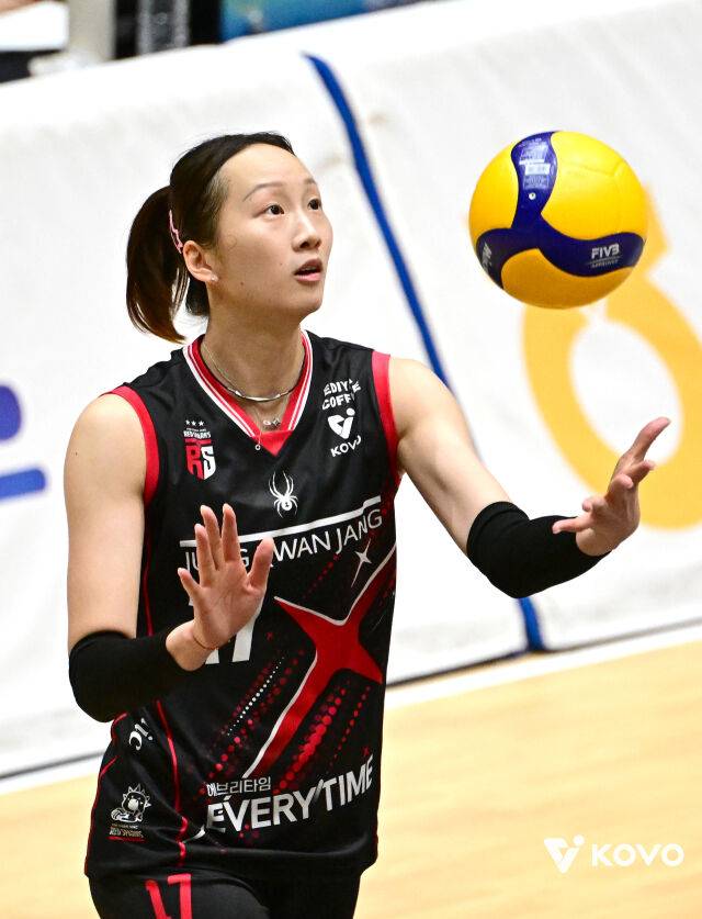 정관장 종휘가 13일 열린 2026 프로배구 컵대회 여자부 A조 조별리그 SOOP과 2차전서 도중 서브를 넣기 위해 공을 올리고 있다./한국배구연맹(KOVO) 제공