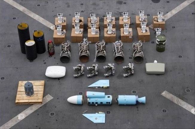 미국 중부사령부(CENTCOM)가 공개한 무기 부품 압수 사진. 미 해군은 야간 작전을 통해 이란에서 예멘 후티 반군으로 불법 운송되던 무기 관련 부품과 장비를 실은 목선을 나포했다고 밝혔다. 미 중부사령부 제공