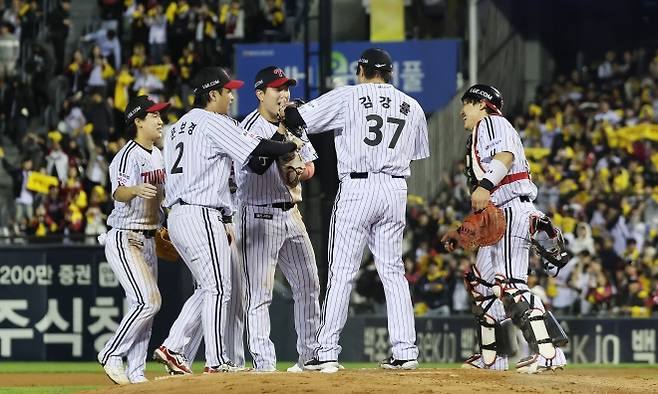 LG, 준PO행 - (서울=뉴스1) 박지혜 기자 = 14일 서울 잠실야구장에서 열린 2026 신한 SOL KBO 포스트시즌 와일드카드 결정전 1차전 LG 트윈스와 두산 베어스의 경기에서 4-1로 승리를 거둔 LG 선수들이 하이파이브를 하고 있다. 2026.10.14/뉴스1