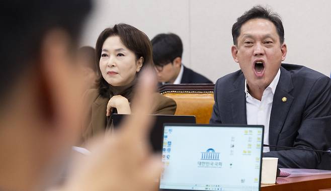 13일 국회 법제사법위원회 헌법재판소 국정감사 도중 국민의힘 김태규 의원(오른쪽)을 비롯한 국민의힘 의원들과 더불어민주당 의원들이 국민의힘 주진우 의원의 신상 발언을 두고 설전을 벌이고 있다. 연합뉴스