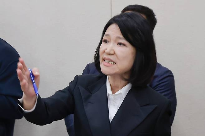12일 국회 과학기술정보방송통신위원회 전체회의에서 위원장인 더불어민주당 송기헌 의원이 국민의힘 이진숙 의원을 방송미디어통신위원회 국정감사에서 배제하는 제척의 건을 의결한 뒤 이 의원이 민주당 김현 의원 등과 설전을 벌이고 있다. 연합뉴스
