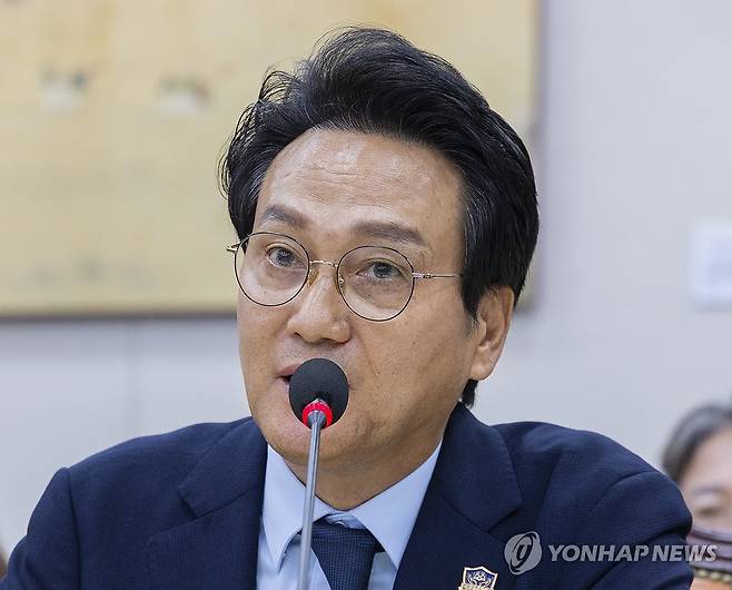 의원 질의에 답하는 안민석 경기도 교육감 (서울=연합뉴스) 황광모 기자 = 안민석 경기도 교육감이 14일 국회 교육위원회에서 열린 국정감사에 출석해 의원 질의에 답하고 있다. 2026.10.14 hkmpooh@yna.co.kr