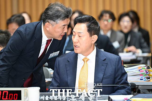 오세훈 서울시장이 정부의 실거주 강화를 뼈대로 하는 부동산 정책이 빚을 내서라도 집을 사려는 가수요를 자극해 서울 집값을 끌어올렸다고 밝혔다. 오세훈 서울시장이 15일 오전 서울 중구 서울시청에서 열린 국회 행정안전위원회의 국정감사에 참석해 박찬구 정무부시장과 대화하고 있다. /송호영 기자