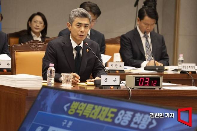 강신철 국방부 장관이 7일 서울 용산구 국방부에서 열린 국회 국방위원회 국정감사에서 병역특례제도와 관련한 의원들의 질의에 답을 하고 있다. 김현민 기자