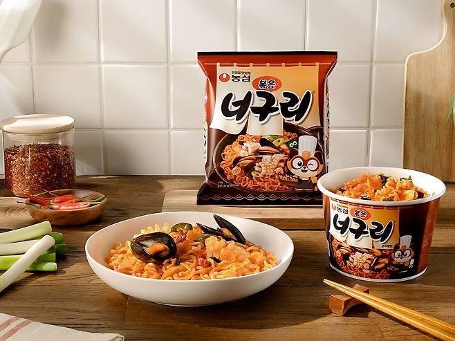 농심이 소비자들의 지속적인 재출시 요청에 따라 2024년 단종된 ‘볶음너구리’ 봉지면과 용기면을 오는 27일부터 한정 수량으로 다시 선보인다. 사진 농심