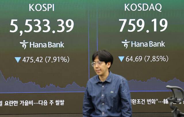 15일 서울 중구 하나은행 본점 딜링룸 전광판에 코스피와 코스닥 지수가 표시돼 있다. 연합뉴스