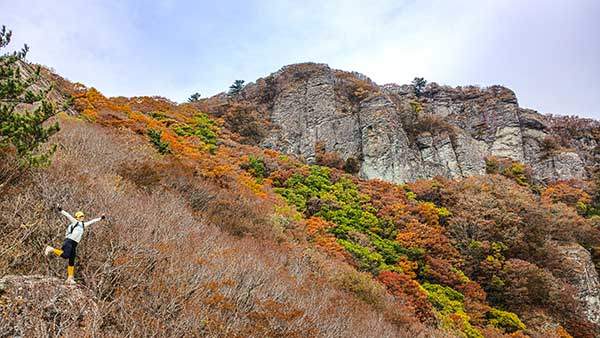 거대한 성채처럼 우람한 병풍바위 일대는 최고의 단풍 명소다.