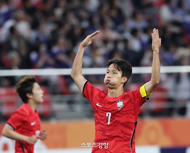 한국의 엄지성이 3일 일본 아이치현 도요타 스타디움에서 열린 2026 아이치·나고야 아시안게임 남자축구 결승전 일본과 경기에서 골을 넣은 뒤 환호하고 있다. 2026.10.3. 도요타|강윤중 선임기자