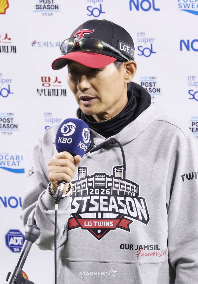 2026 신한 SOL KBO리그 와일드카드(WC) 결정전 LG 대 두산전이 14일 서울 잠실야구장에서 열렸다. LG 염경엽 감독이 경기 후 인터뷰에 응하고 있다. /사진=김진경 kim.jinkyung@