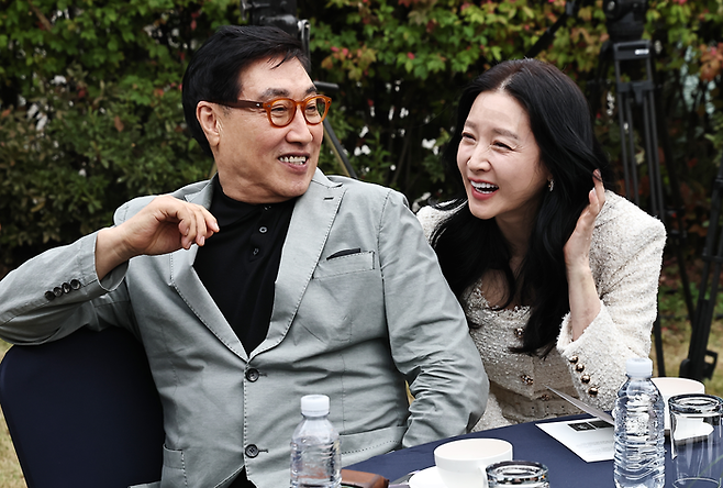 배우 이영애 정호영 부부가 15일 서울 강동구 스테이지28에서 열린 제16회 아름다운예술인상 시상식에 참석했다. 사진ㅣ뉴스1