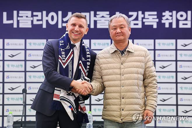 니콜라이 마줄스 감독, 남자 농구대표팀 새 사령탑으로 (서울=연합뉴스) 서대연 기자 = 니콜라이 마줄스 농구 국가대표팀 신임 감독이 16일 서울 중구 프레스센터에서 열린 취임 공식 기자회견에서 유재학 KBL 경기본부장과 악수하고 있다. 2026.1.16 dwise@yna.co.kr