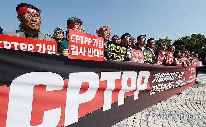 CPTPP 가입저지 농어민대회 기자회견 (서울=연합뉴스) 이진욱 기자 = 15일 서울 청와대 사랑채 앞에서 '포괄적·점진적 환태평양경제동반자협정(CPTPP) 가입저지 농림축수산비상대책위원회' 소속회원들이 전국 농어민대회 기자회견에 앞서 결사반대 구호를 외치고 있다. 2026.10.15 cityboy@yna.co.kr