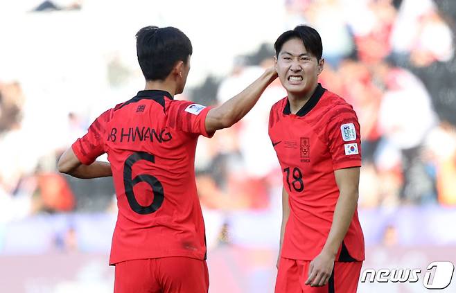 대한민국 축구대표팀 이강인이 15일(현지시간) 카타르 도하 자심 빈 하마드 스타디움에서 열린 2023 아시아축구연맹(AFC) 카타르 아시안컵 조별리그 E조 대한민국과 바레인의 경기에서 프리킥이 벗어나자 아쉬워하고 있다. 2024.1.15 ⓒ 뉴스1 김성진 기자