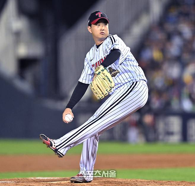 LG 투수 김진수가 14일 서울 잠실구장에서 열린 두산과의 2026 KBO 포스트시즌 와일드카드 결정전 1차전 8회 역투하고 있다. 잠실 | 최승섭기자 thunder@sportsseoul.com