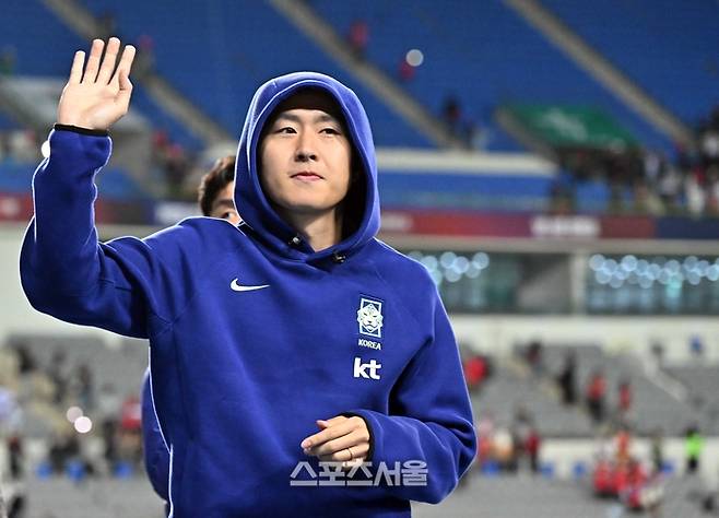 대한민국 축구대표팀의 이강인이 6일 용인 미르스타디움에서 열린 하나은행 초청 우즈베키스탄과의 친선경기에서 2-0으로 승리한 뒤 팬들에게 인사를 하고 있다. 2026. 10. 6. 용인 | 박진업 기자 upandup@sportsseoul.com
