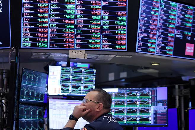 미국 뉴욕증권거래소(NYSE)에서 한 트레이더가 거래소 내부에서 업무를 보고 있는 모습. /로이터연합