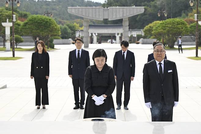 임은정 광주지방중대범죄수사청장이 16일 전남광주 북구 운정동 국립 5·18 민주묘지를 찾아 오월 영령을 향해 참배하고 있다. 뉴시스