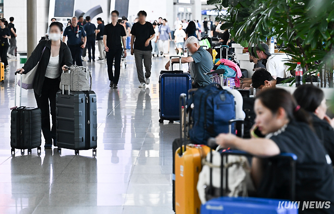 인천국제공항 출국장에서 여행객들이 캐리어를 끌고 발걸음을 옮기고 있다. 남동균 기자