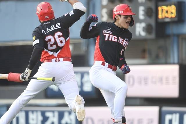 KIA 김도영이 5일 잠실 LG전에서 역전 결승 스리런 홈런을 친 뒤 포효하고 있다. 사진=KIA 제공