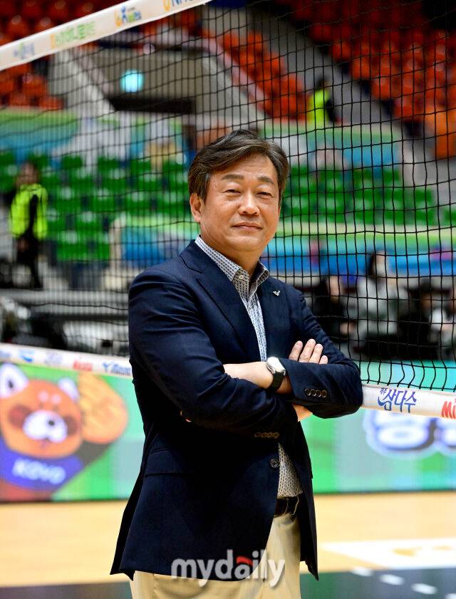 한국배구연맹 엄재용 사무총장은 2026 프로배구 컵대회 개막에 앞서 사무국 직원들과 함께 미리 현장을 찾아 대회 준비 사항을 점검했다./유진형 기자