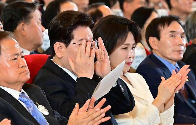 이재명 대통령이 16일 부산에서 열린 제47주년 부마민주항쟁 기념식에서 눈가를 만지고 있다.