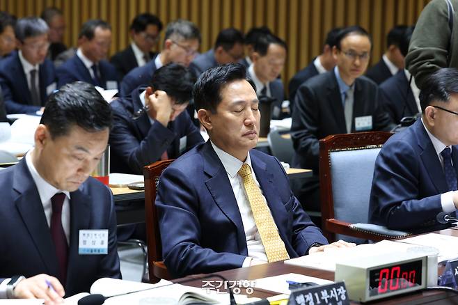 오세훈 서울시장이 15일 서울시청에서 열린 국회 행정안전위원회의 서울시에 대한 국정감사에서 눈을 감고 있다. 정효진 기자