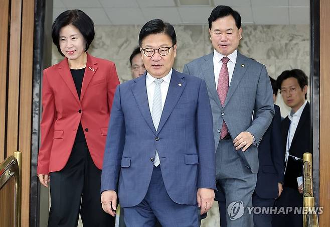 국정감사 대책 회의 입장하는 국민의힘 정점식 원내대표 (서울=연합뉴스) 배재만 기자 = 국민의힘 정점식 원내대표가 16일 국회에서 열린 국정감사 대책 회의에 입장하고 있다. 2026.10.16 scoop@yna.co.kr
