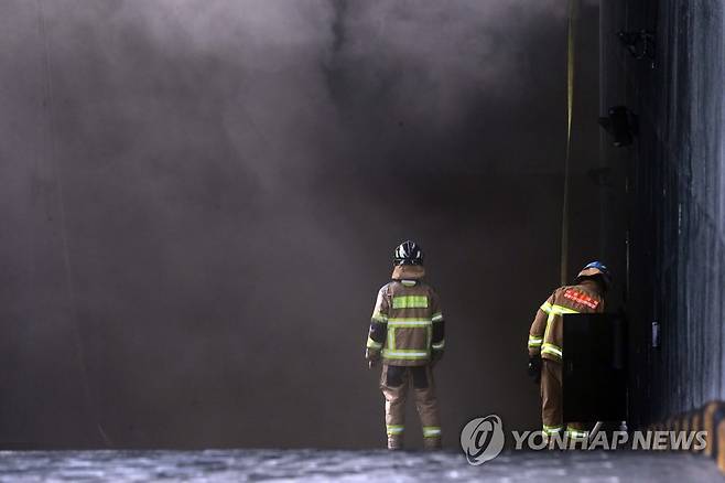 유독 가스로 실종자 수색 난항 (대전=연합뉴스) 양영석 기자 = 26일 대전 유성구 용산동 현대 프리미엄아울렛 화재로 사상자가 발생한 가운데 지하에서 뿜어져 나오는 유독 가스로 119 구조대원들이 실종사 수색에 어려움을 겪고 있다. 2022.9.26 youngs@yna.co.kr
