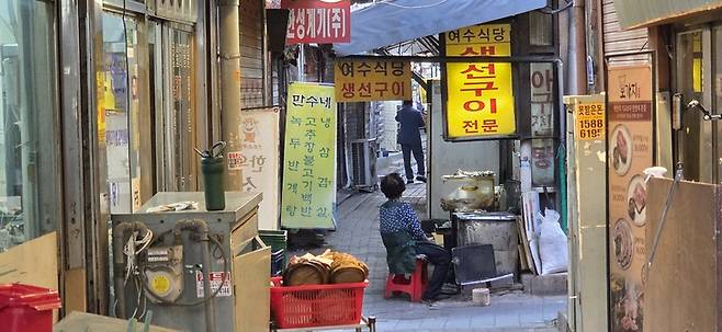 ▲지난 5일 서울 종로구 종로 먹거리골목의 '여수식당' 상인이 생선을 굽고 있다. 사진=최화준 인턴기자