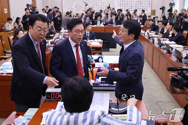 지난 6일 서울 여의도 국회에서 열린 법제사법위원회의 대법원 등에 대한 국정감사에서 국민의힘 의원들이 의사진행과 관련해 서영교 위원장에게 항의하고 있다. 2026.10.6 ⓒ 뉴스1 신웅수 기자