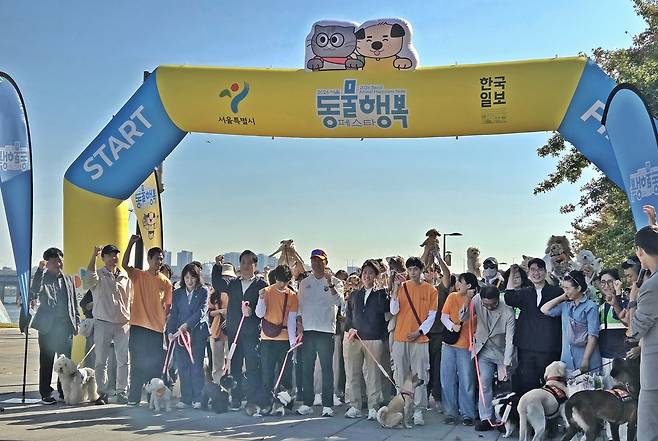 17일 서울 여의도한강공원에서 열린 '제3회 서울 동물보호의 날' 행사에서 오세훈 서울시장, 황정연 서울시수의사회장, 설채현 놀로 동물행동클리닉 원장 등이 참석해 반려견 동행런 출발 선언을 하고 있다. ⓒ 뉴스1 한송아 기자