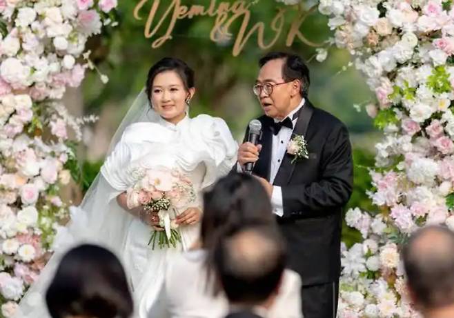결혼식을 올린 루웨이궈(오른쪽), 위중신 부부 사진출처=웨이보