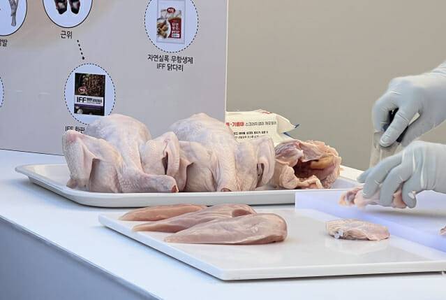16일 전북 익산 하림 퍼스트키친에서 열린 'NS푸드페스타 2026'에서 닭 한 마리를 부위별로 분리하는 발골 시연이 진행되고 있다. (사진=지디넷코리아)