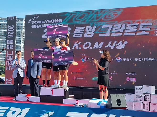17일 열린 2026 통영 그란폰도 산악여왕(QOM·Queen of the Mountain) 1~3위 선정자들이 기념촬영을 하고 있다. 1위는 부산에서 사이클팀 트리니티에서 활동하는 이해원(35)씨가 차지했다. /통영(경남)=김양혁 기자