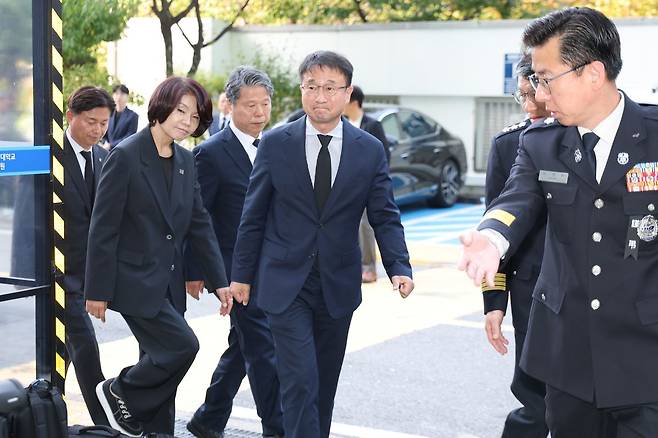 한병도 더불어민주당 원내대표가 17일 경기 부천시 순천향대학교 병원 장례식장에 마련된 부천 도장공장 화재 사망 소방관의 빈소에 들어서고 있다. ⓒ뉴시스