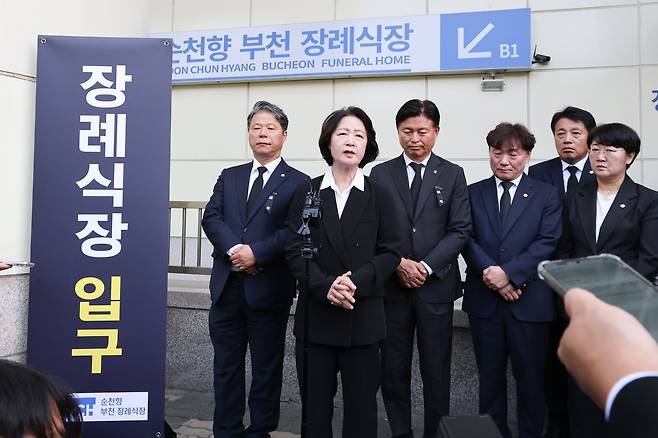 추미애 경기도지사가 17일 경기 부천시 순천향대학교 병원 장례식장에 마련된 부천 도장공장 화재 사망 소방관의 빈소 조문을 마친 뒤 취재진 질문에 답변하고 있다. ⓒ뉴시스