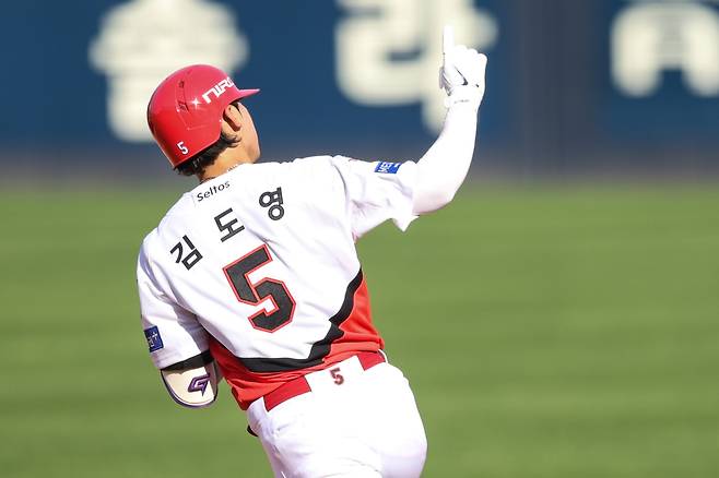 KIA 김도영이 17일 준플레이오프 1차전에서 홈런을 날린 뒤 주먹을 불끈 쥐며 베이스를 돌고 있다. 사진=구단 제공