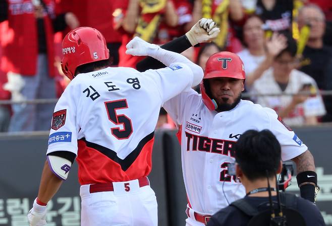 17일 전남광주통합특별시 광주기아챔피언스필드에서 열린 프로야구 2026 포스트시즌 준플레이오프 1차전 LG 트윈스와 KIA 타이거즈의 경기. KIA 김도영이 4회말 1사에서 역전 솔로홈런을 치고 홈인하며 카스트로와 세리머니하고 있다. <저작권자 ⓒ 1980~2026 ㈜연합뉴스. 무단 전재 재배포 금지, AI 학습 및 활용 금지>