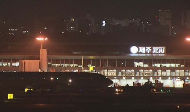 밤 시간대 제주국제공항 계류장에 항공기가 대기하고 있는 모습. (자료)
