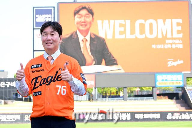 한화 류지현 감독이 16일 오후 대전 한화생명 볼파크에서 진행된 취임 기자회견에서 포즈를 취하고 있다./대전 = 곽경훈 기자