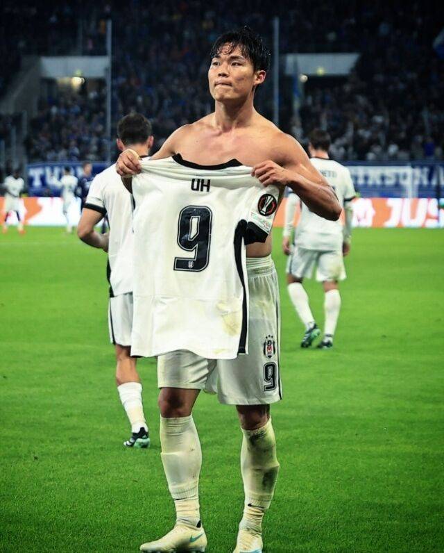 베식타스 공격수 오현규가 호펜하임과의 2026-27시즌 UEFA 유로파리그 페이즈 2차전에서 세리머니를 하고 있다./베식타스