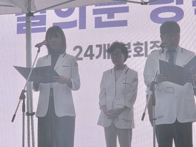서울시 24개 분회장은 현장에 모인 약사들과 함께 결의를 다졌다. 사진 김이슬 기자