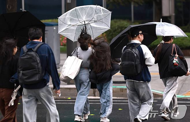 18일 오후 서울 중구 을지로 일대에서 우산을 쓴 시민들이 비바람을 피하고 있다. 기상청은 이번 비가 19일까지 이틀간 이어지다가 북서쪽 찬 공기가 다시금 남하하면서 기온이 떨어질 것으로 내다봤다. 2026.10.18 ⓒ 뉴스1 구윤성 기자