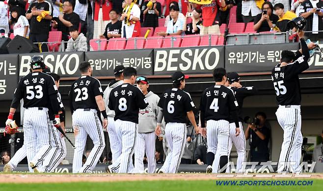 17일 전남광주 기아챔피언스필드에서 준PO 1차전 KIA와 LG의 경기가 열렸다. KIA가 LG에 승리했다. 그라운드 나서는 LG 선수들. 광주=송정헌 기자songs@sportschosun.com/2026.10.17/